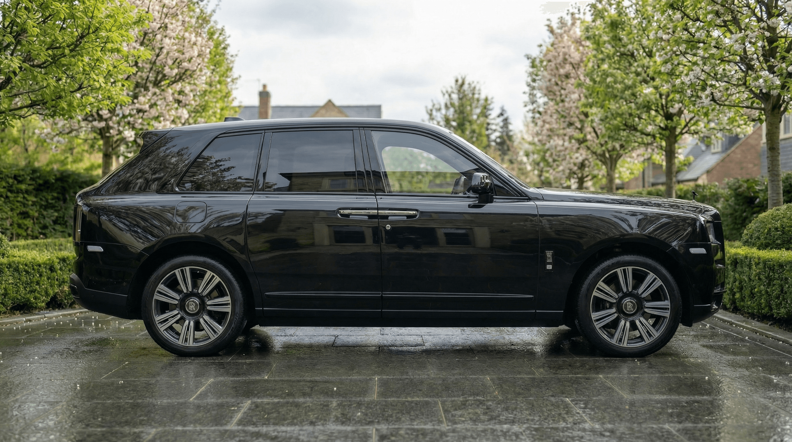 Rolls-Royce Cullinan side view - supercar hire UK